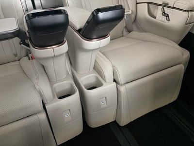 2025 Lexus LM photo 12