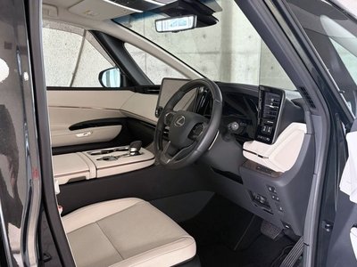 2025 Lexus LM photo 16