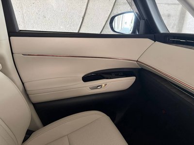 2025 Lexus LM photo 9
