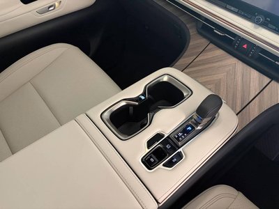 2025 Lexus LM photo 8
