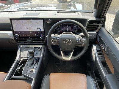 صورة 4 لـ 2025 Lexus GX