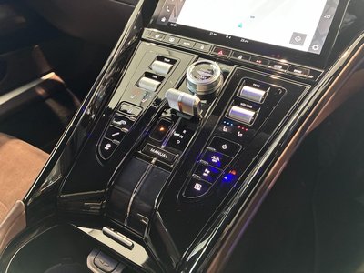 2025 Aston Martin DB12 缩略图 23