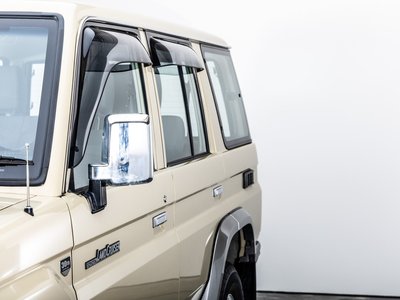 2015 Toyota LAND CRUISER 70 照片 15