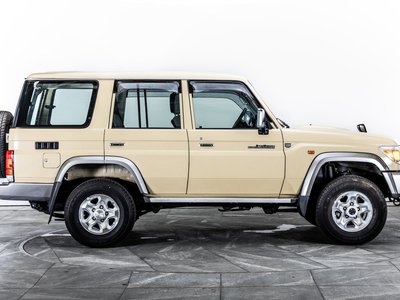 2015 Toyota LAND CRUISER 70 照片 8