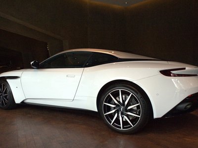 2017 Aston Martin DB11 — фото 6