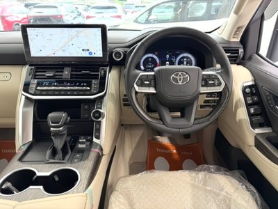 صورة 11 لـ 2025 Toyota LAND CRUISER 300