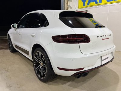 2018 Porsche MACAN photo 2