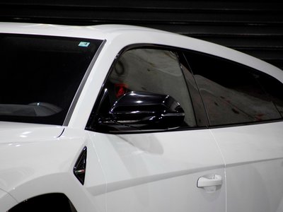 2019 Lamborghini URUS 照片 6