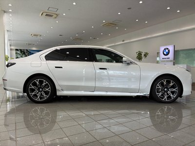 2024 BMW 7 SERIES photo 3