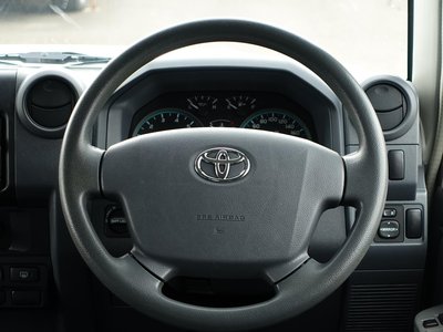 2015 Toyota LAND CRUISER 70 — миниатюра 17