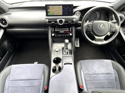 2022 Lexus IS photo 2