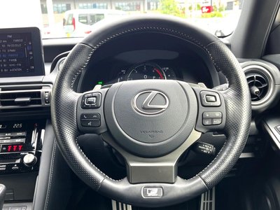 2022 Lexus IS photo 13