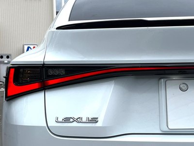 2022 Lexus IS thumbnail 33