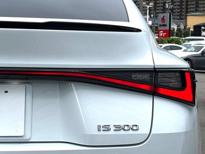 2022 Lexus IS thumbnail 34