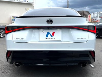 2022 Lexus IS thumbnail 18