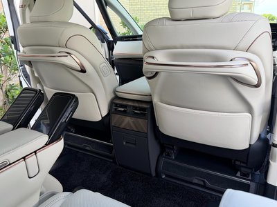 2024 Lexus LM photo 36