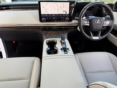 2024 Lexus LM photo 13