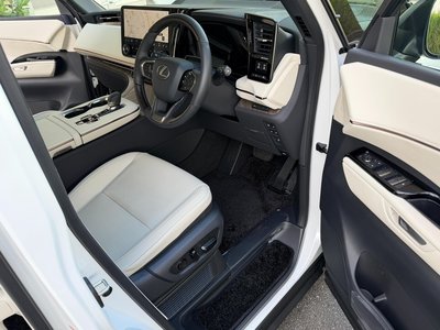 2024 Lexus LM photo 14