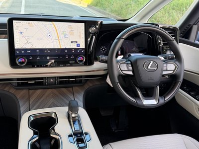 2024 Lexus LM photo 28