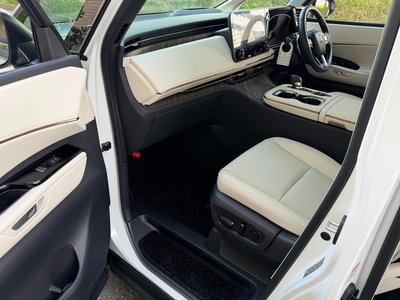 2024 Lexus LM photo 25