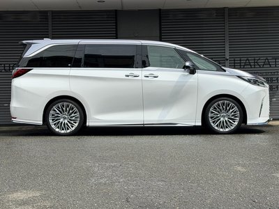 2024 Lexus LM photo 4