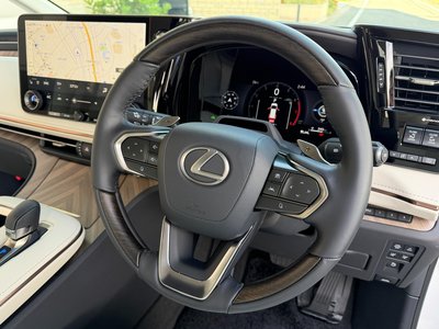 2024 Lexus LM photo 17