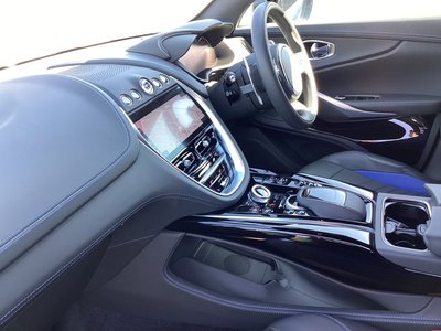 2024 Aston Martin DBX — миниатюра 13