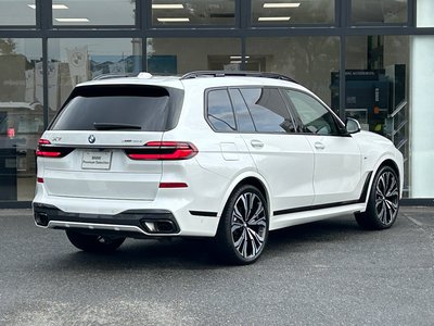 2023 BMW X7 photo 3