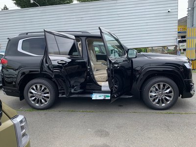 2026 Toyota LAND CRUISER 300 photo 4