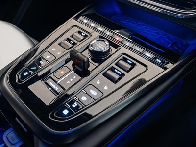 2026 Aston Martin DBX — миниатюра 19