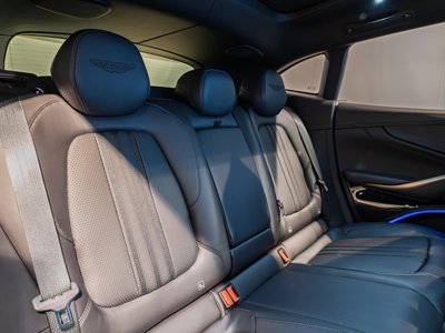2026 Aston Martin DBX — миниатюра 23