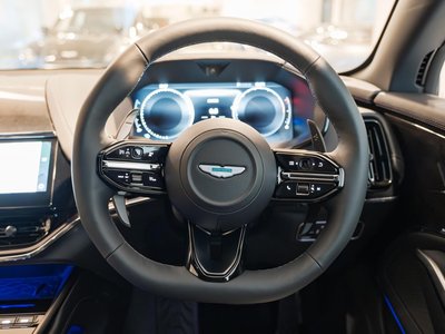 2026 Aston Martin DBX — миниатюра 18