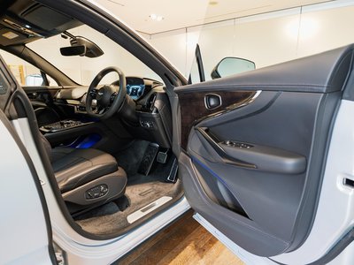 2026 Aston Martin DBX photo 16