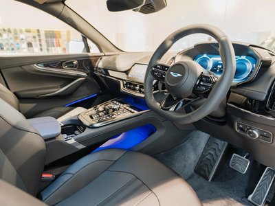 2026 Aston Martin DBX — миниатюра 17