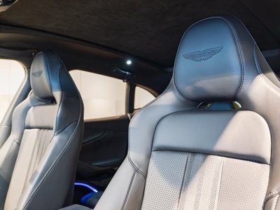 2026 Aston Martin DBX — миниатюра 21