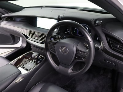 2017 Lexus LS photo 12