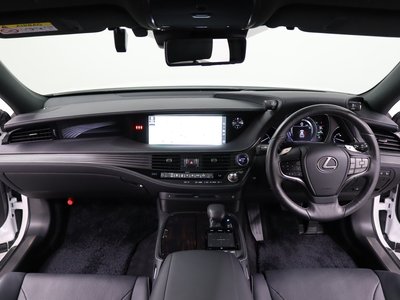 2017 Lexus LS photo 11