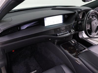 2017 Lexus LS photo 10