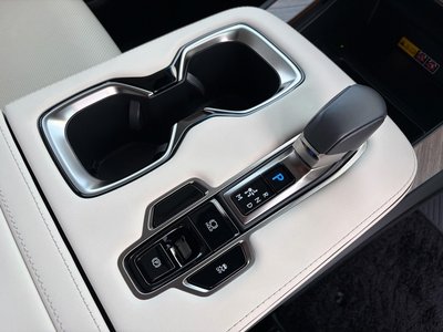 صورة 27 لـ 2024 Lexus LM