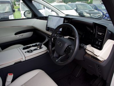 صورة 2 لـ 2024 Lexus LM