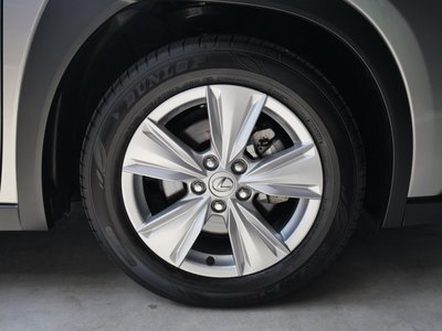 2025 Lexus UX — миниатюра 18