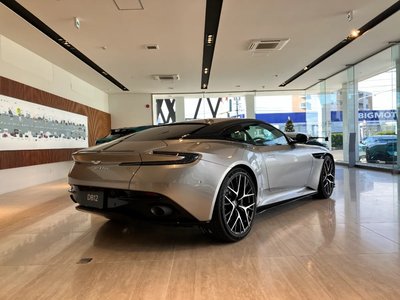 2026 Aston Martin DB12 — фото 12