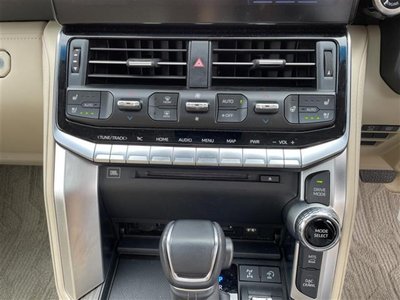 2023 Toyota LAND CRUISER 300 thumbnail 30