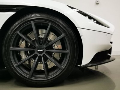 صورة 9 لـ 2023 Aston Martin DB11 VOLANTE