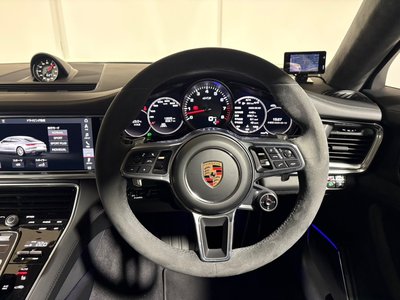 2019 Porsche PANAMERA photo 2