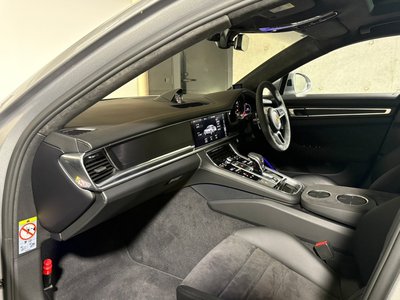 2019 Porsche PANAMERA photo 14