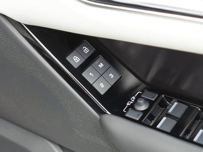 2025 LAND Rover RANGE ROVER VELAR thumbnail 30