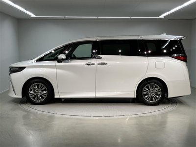 2025 Toyota ALPHARD photo 3