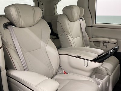 2025 Lexus LM photo 7
