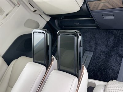 2025 Lexus LM photo 9